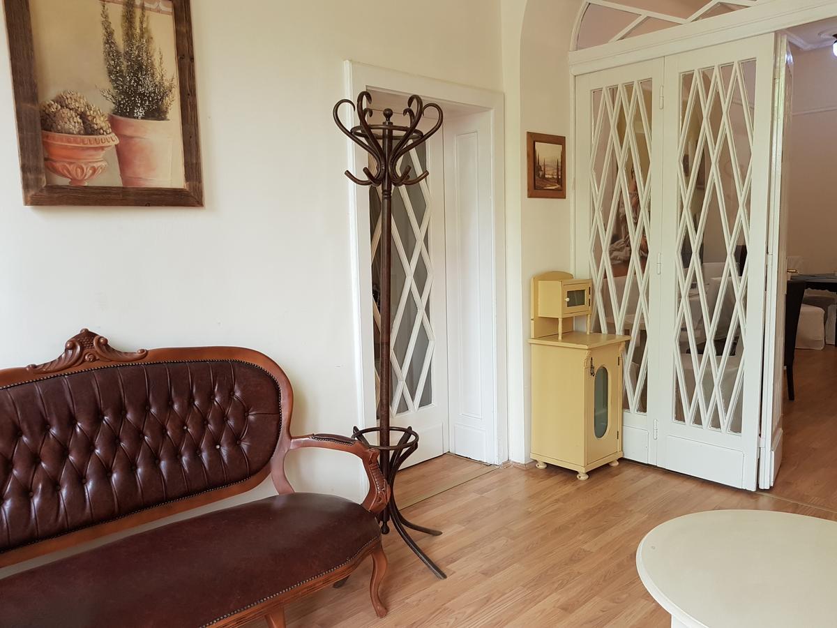 Tulipan Villa Panzio Szolnok Bagian luar foto