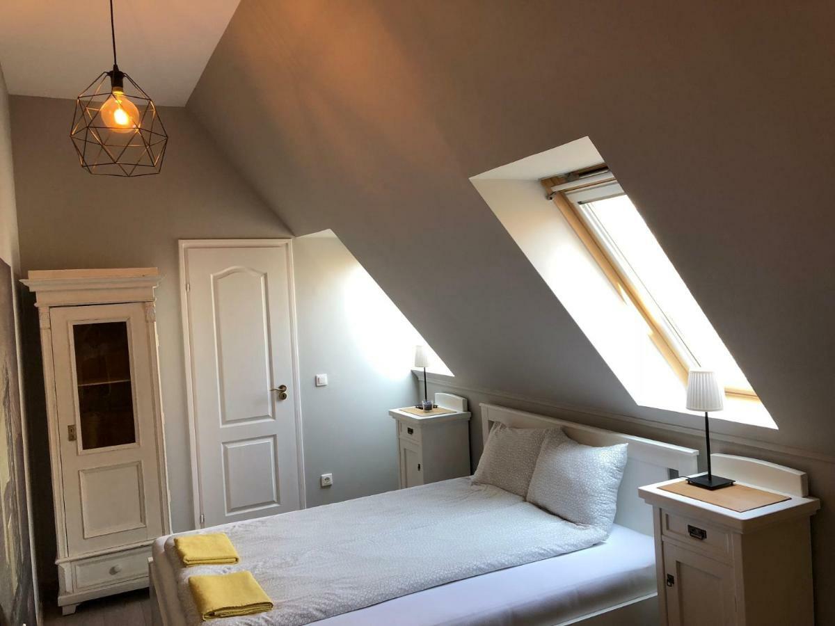 Tulipan Villa Panzio Szolnok Bagian luar foto