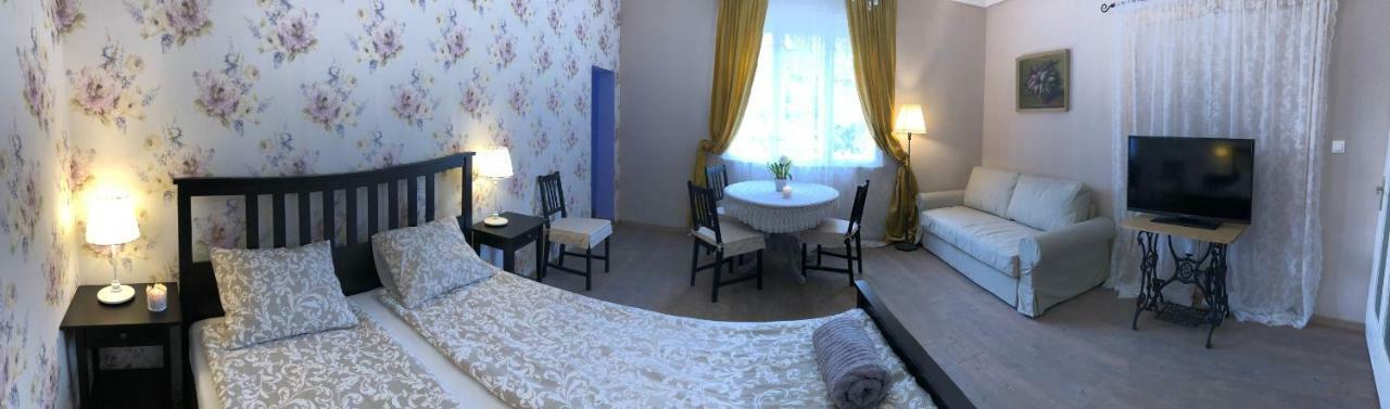 Tulipan Villa Panzio Szolnok Bagian luar foto