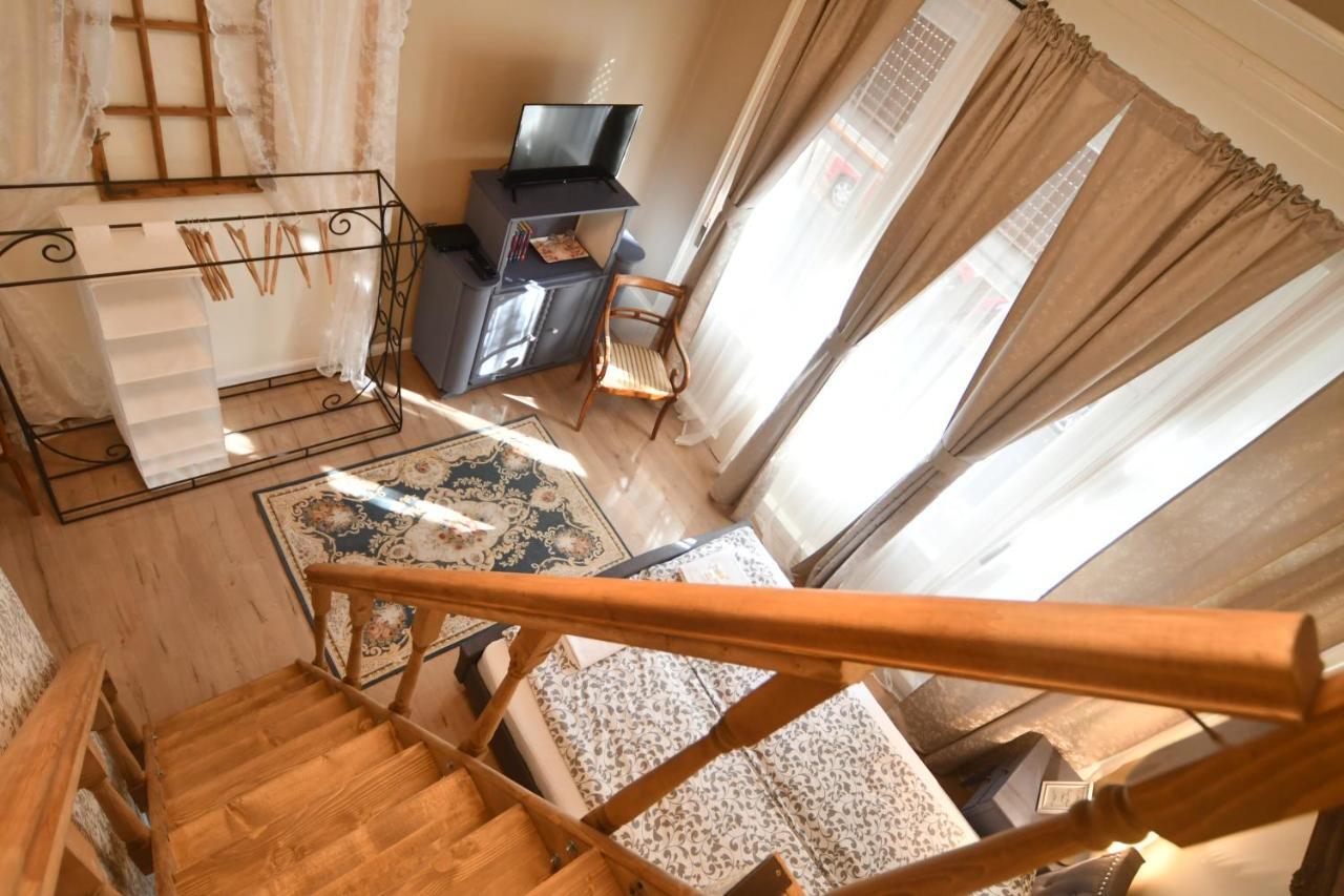 Tulipan Villa Panzio Szolnok Bagian luar foto
