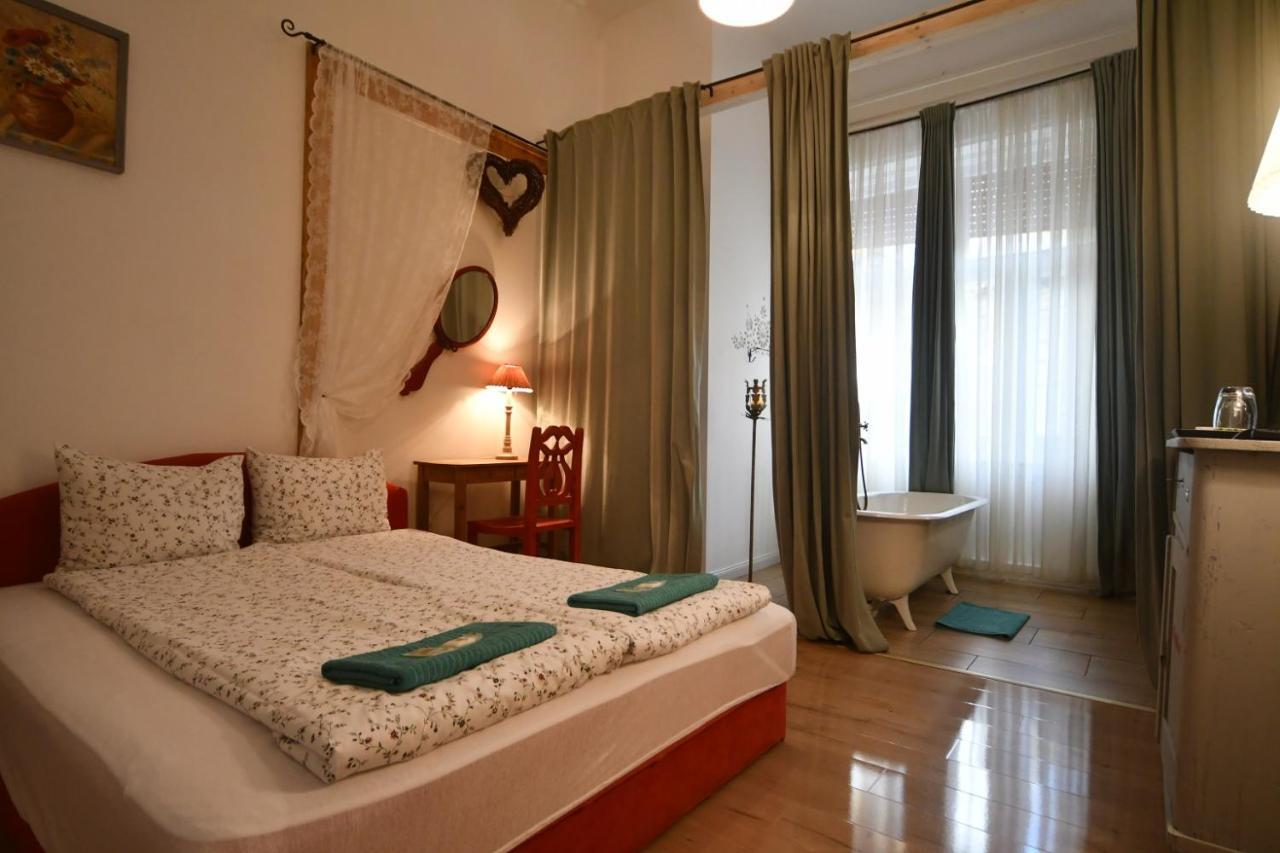 Tulipan Villa Panzio Szolnok Bagian luar foto