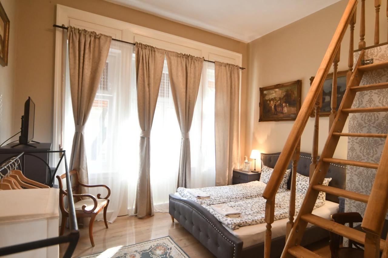 Tulipan Villa Panzio Szolnok Bagian luar foto