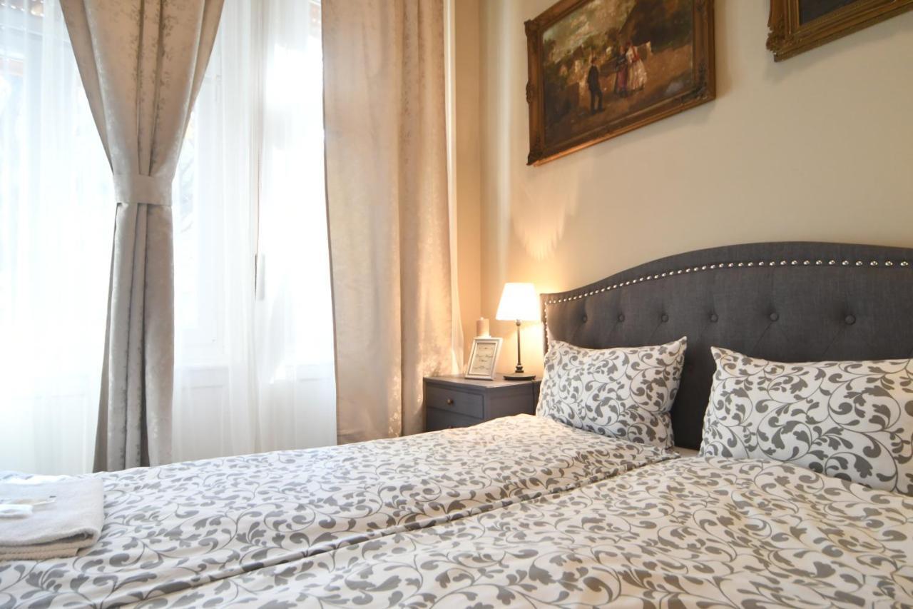 Tulipan Villa Panzio Szolnok Bagian luar foto