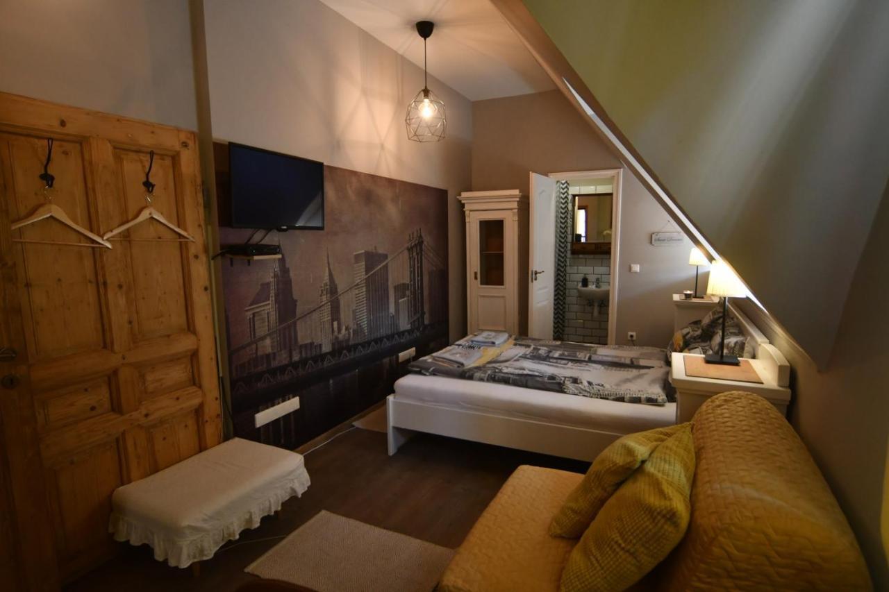 Tulipan Villa Panzio Szolnok Bagian luar foto